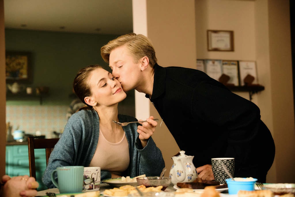 Рината Тимербаева и Вячеслав Чепурченко в комедии Пора на завод