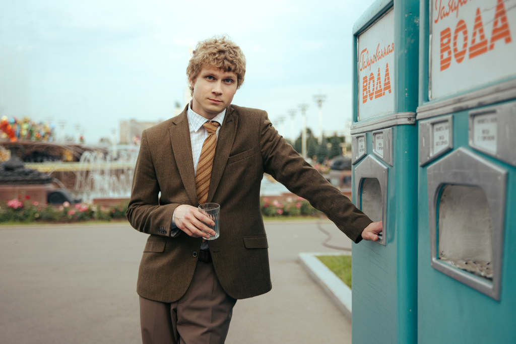 газированная вода в сериале время счастливых