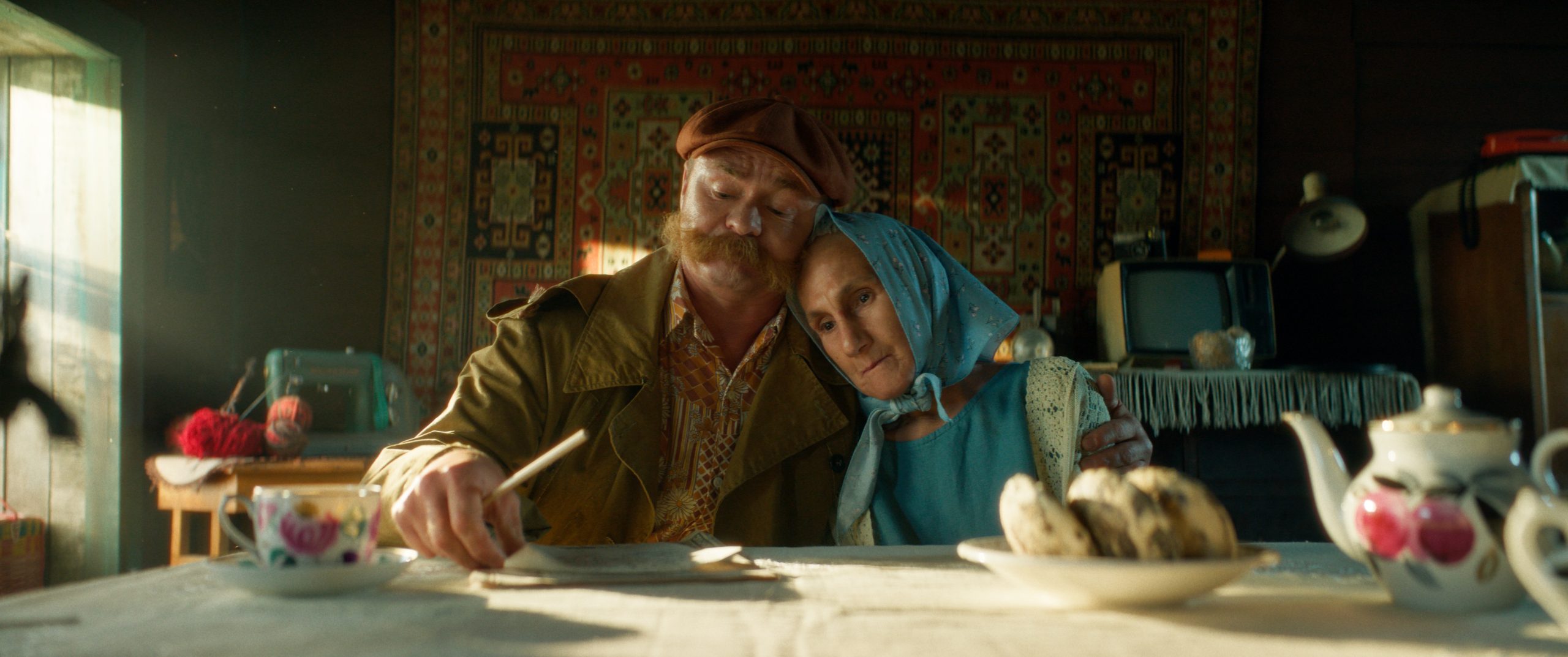 почтальон печкин и стол в простоквашино.jpg