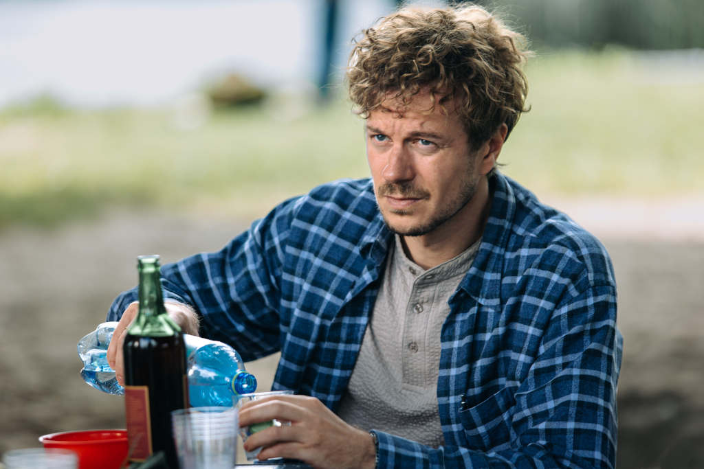 вино в сериале время счастливых